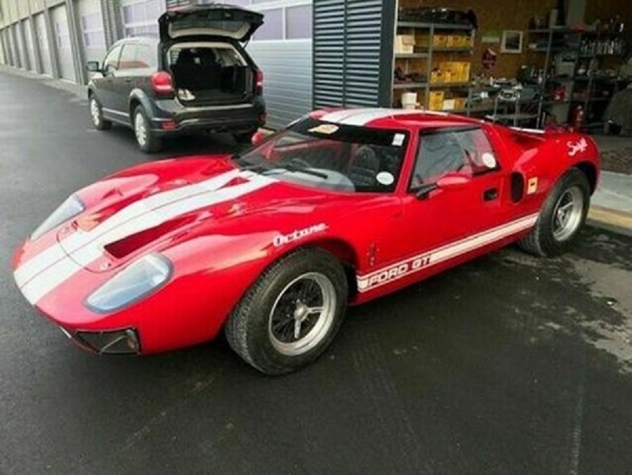 Ông bố nhận kết đắng khi lái Ford GT40 