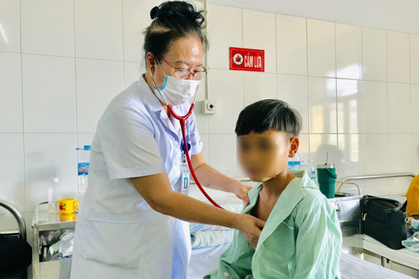 Gia đình ‘cúng ma’ để chữa bệnh, bé trai 11 tuổi nguy kịch