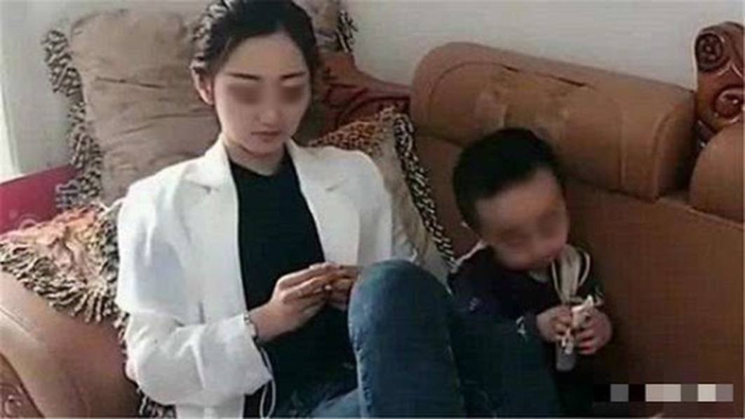 Cô gái bị bố mẹ kiện ra tòa vì không nuôi em trai 2 tuổi