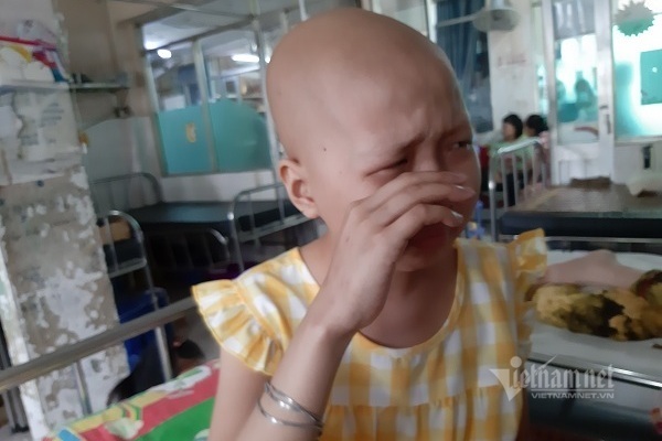 Vét túi không còn nổi 1 triệu đồng, mẹ góa con côi khóc nghẹn trước đợt xạ trị mới