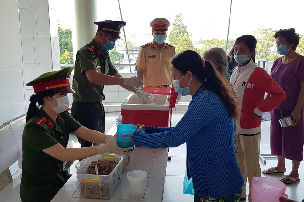 Công an Vĩnh Long vào bếp nấu món cháo thơm ngon tặng bệnh nhân