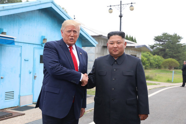 Ông Trump bất ngờ khen ngợi sức khỏe của Kim Jong Un