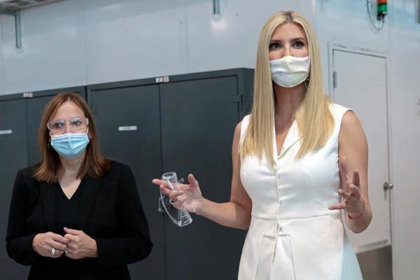 Ivanka Trump nhận thách đố livestream tiêm vắc-xin Covid-19