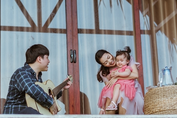 Chồng kém tuổi và 2 con xuất hiện trong MV mới của Ngọc Anh
