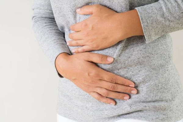 Đau bụng dưới bên trái cùng nổi cục cứng có thể là triệu chứng của bệnh gì?
