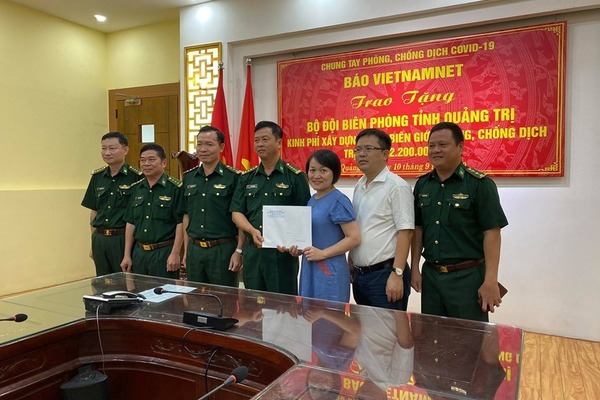 Báo VietNamNet trao tặng hơn 200 triệu đồng giúp BĐBP Quảng Trị chống dịch