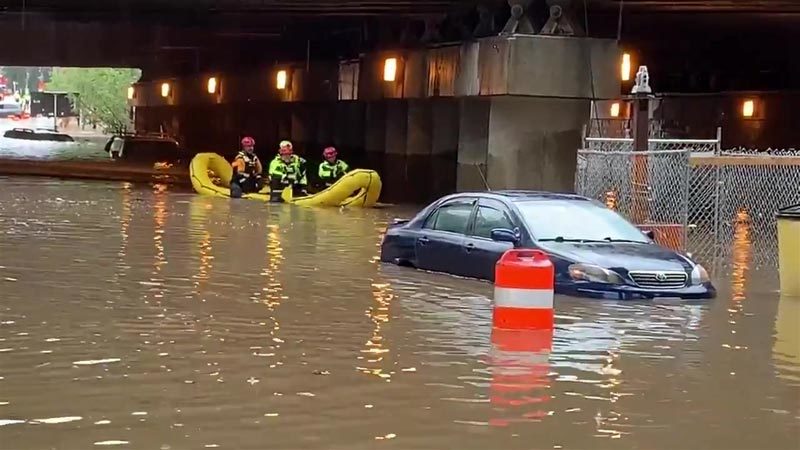Mưa lũ 'nhấn chìm' Washington, nước tràn vào Nhà Trắng