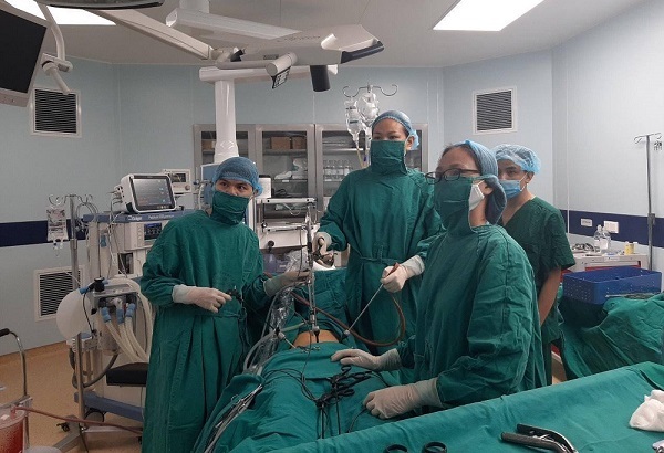 Người phụ nữ có thai nằm trong vòi tử cung