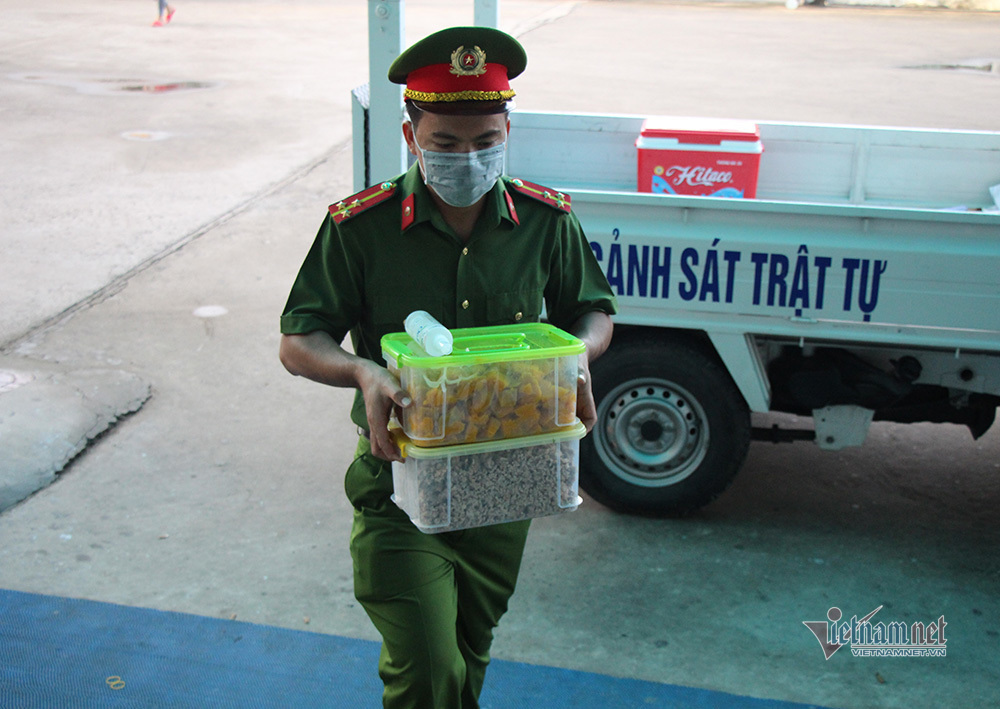 Công an Vĩnh Long vào bếp nấu món cháo thơm ngon tặng bệnh nhân