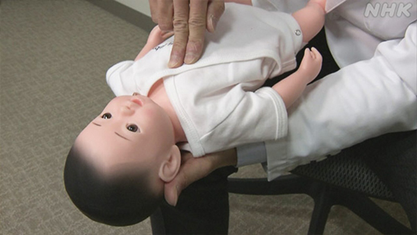 Lời khuyên của bác sĩ Nhật cứu trẻ bị mắc nghẹn người lớn nên biết