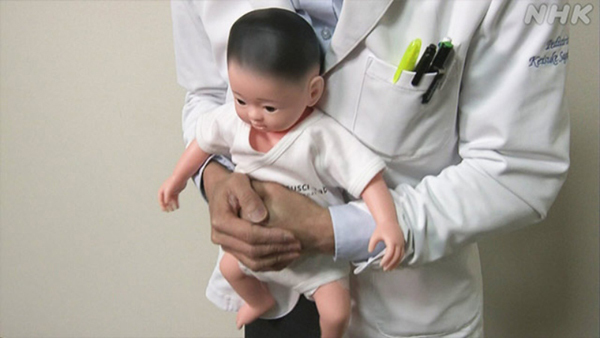 Lời khuyên của bác sĩ Nhật cứu trẻ bị mắc nghẹn người lớn nên biết