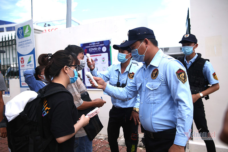 Phe vé tung hoành trong ngày Công Phượng về BRVT thi đấu