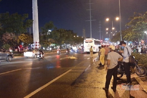 Băng qua đại lộ Phạm Văn Đồng, người phụ nữ bị xe khách tông chết