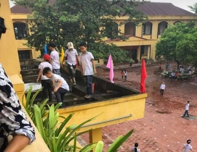 Giáo viên yêu cầu học sinh nhặt rác ở lan can không có rào chắn