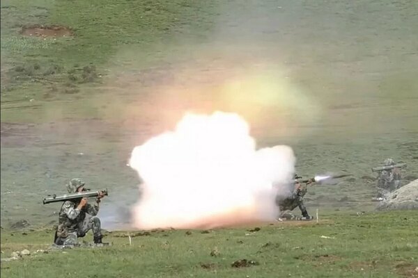 Hình ảnh quân đội Trung Quốc tập trận gần biên giới Ấn Độ
