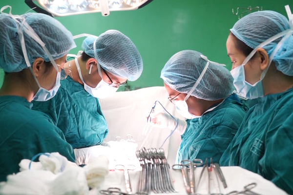 Sau khi đặt vòng, cô gái mang thai bị lạc trong buồng trứng