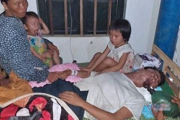 Bi đát cảnh con phải nghỉ học chăm cha hấp hối trên giường bệnh