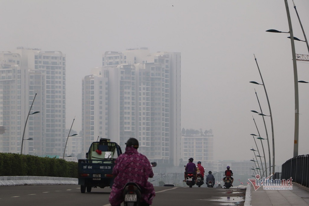 Sài Gòn đặc quánh sương mù, nửa tòa nhà Landmark 81 bị che khuất
