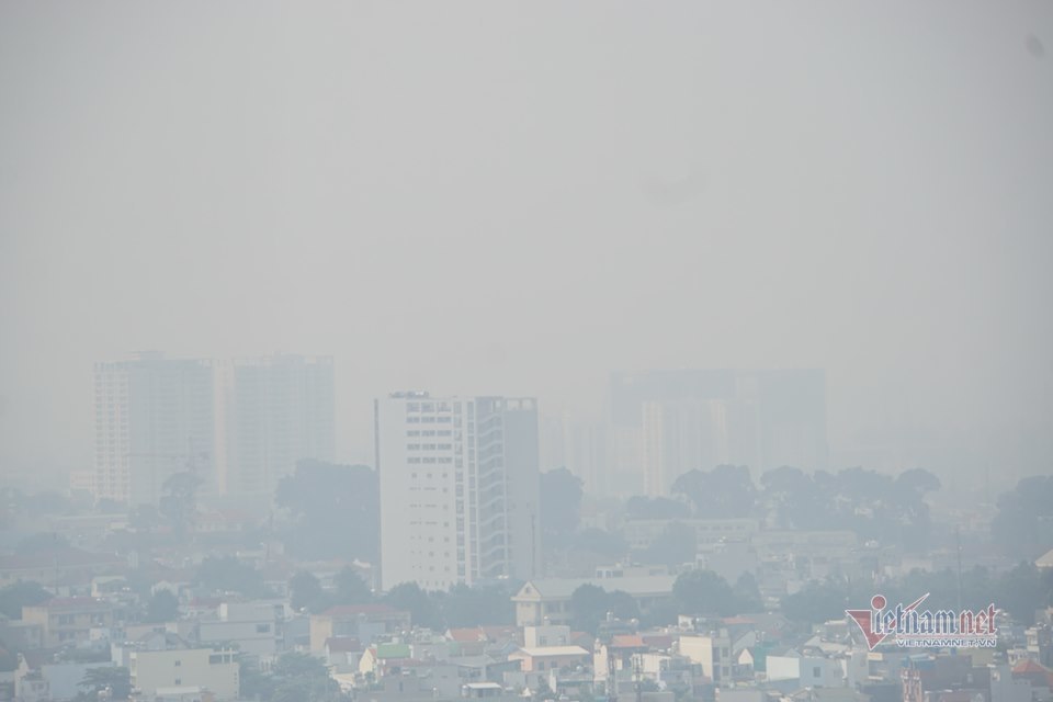 Sài Gòn đặc quánh sương mù, nửa tòa nhà Landmark 81 bị che khuất