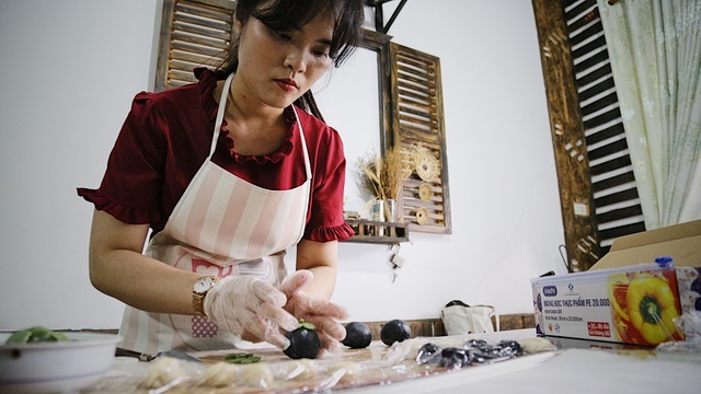 Cô gái 9x bỏ việc ở ngân hàng đi bán bánh ngọt
