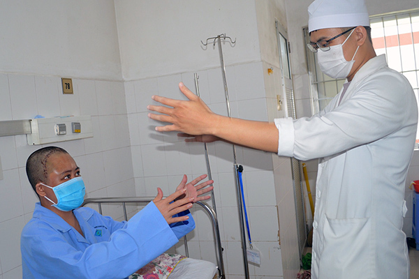 Đau đầu liên tục, người phụ nữ suýt mất mạng vì 'kẻ khổng lồ' trong não