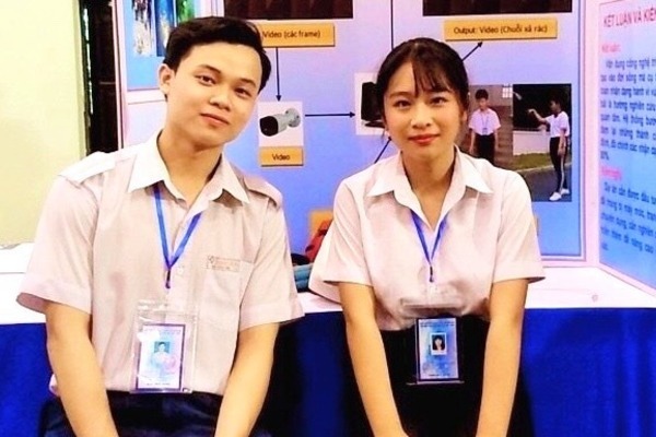 Hai học sinh trường chuyên nghiên cứu nhận diện người xả rác bừa bãi