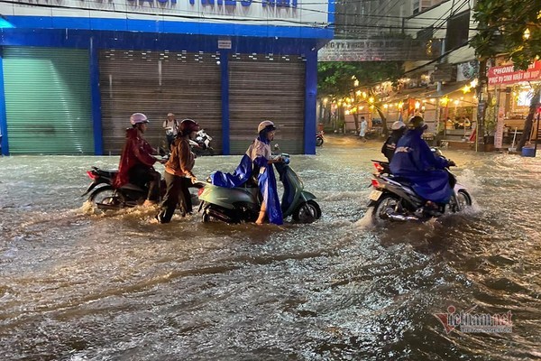 TP.HCM mưa 'tối tăm mặt mũi', hàng loạt tuyến đường ngập sâu