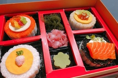 Độc đáo nhất mùa trung thu năm nay: Bánh trung thu sushi tiền triệu/hộp
