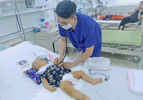 Ngã vào thùng đồ chơi lẫn kéo sắc, bé 11 tháng tuổi xuất huyết não
