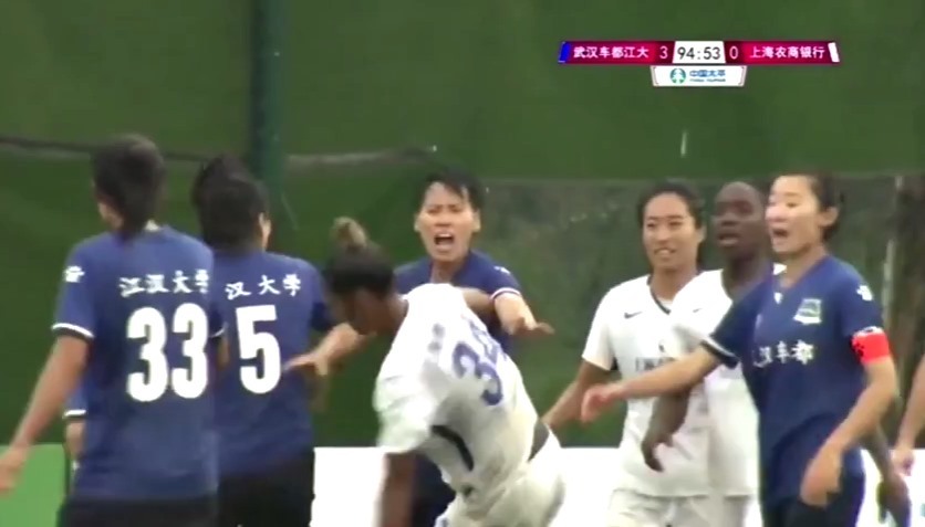 Nữ cầu thủ Trung Quốc ẩu đả, biến sân cỏ thành võ đài