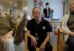 Cuộc sống trong viện dưỡng lão ở Nhật Bản: Nhân viên lớn tuổi hơn khách hàng