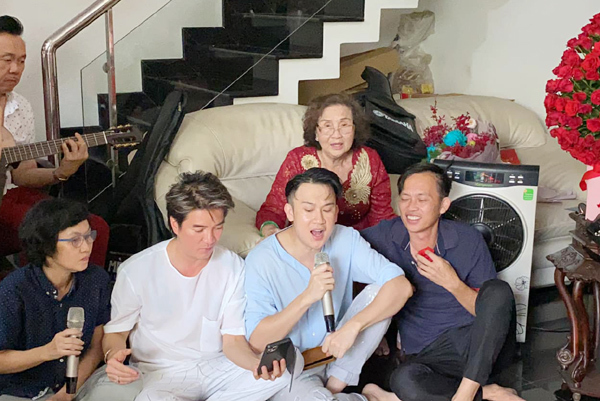 Chí Tài đệm đàn, Hoài Linh, Mr Đàm hát mừng sinh nhật mẹ