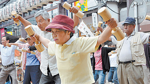 Người Nhật muốn từ 75 tuổi mới bị coi là già