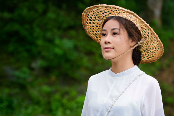 Vợ Việt Hoàn khoe cuộc sống thôn quê, tắm tiên trong MV mới