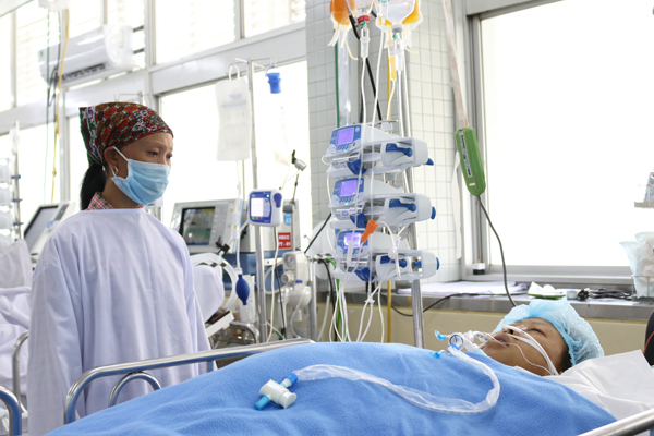 Mổ khẩn cấp cho cô gái bị xe lu cán