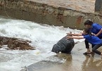 Chủ quán cà phê ở Vũng Tàu lý giải việc nhân viên vứt loạt bao rác xuống biển
