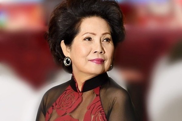 Nữ ca sĩ có 8 người con và hôn nhân hạnh phúc với chồng hơn 13 tuổi