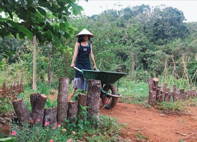 Cuộc sống giữa rừng sâu của 'công tử' Sài Gòn và vợ