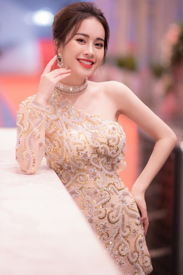 Vẻ xinh đẹp đời thường của MC VTV thi Hoa hậu Việt Nam 2020