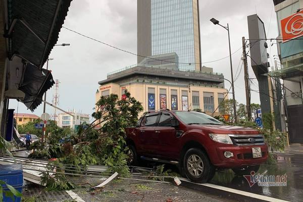 Bão số 5 đang áp sát đất liền, gió lớn giật đổ cây, lốc xoáy tốc mái nhà