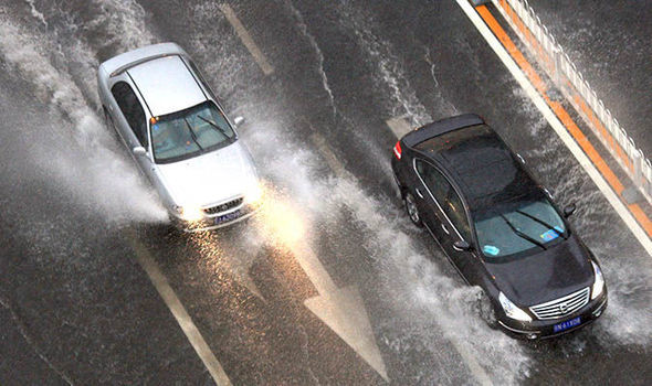 Chạy xe dưới trời mưa bão cần xử lý thế nào cho an toàn? - VietNamNet