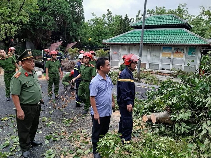 Bão số 5 đổ bộ miền Trung: 1 người chết, nhiều người bị thương