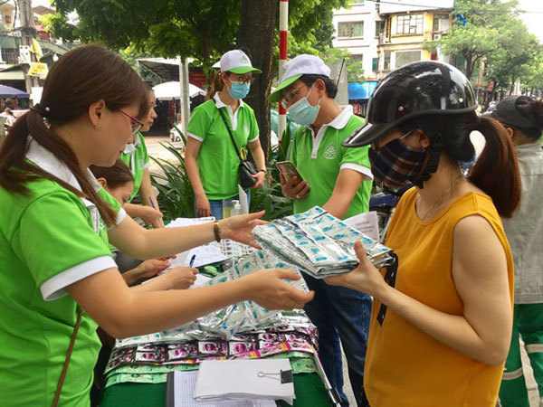 ‘Trash for gifts’ encourages Hanoians to sort their garbage
