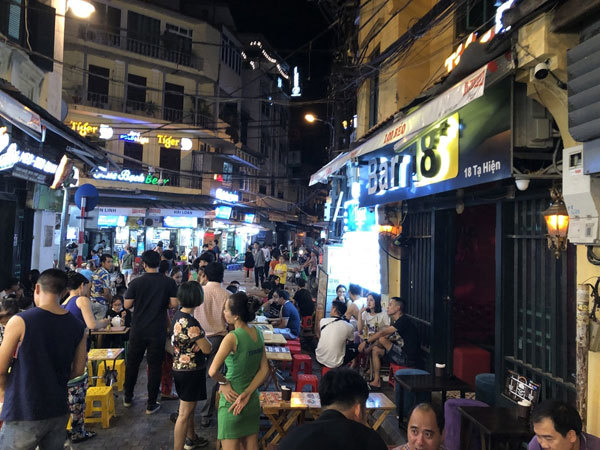 Nighttime entertainment venues remain quiet in Hanoi after re-opening