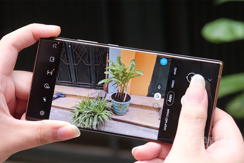 Tận hưởng khả năng chụp xóa phông chuyên nghiệp cùng sản phẩm S20 Ultra mới nhất của Samsung. Với vi mạch AI đầu tiên trên thế giới, bạn sẽ luôn để lại những bức hình đẹp nhất với hiệu ứng chân dung tuyệt vời. Không cần đến phòng thiết kế chuyên nghiệp, hãy khám phá ngay tính năng này trên thiết bị của mình và tạo ra những bức hình đáng nhớ.