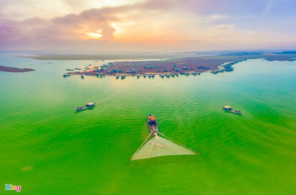 Tri An Lake appears charming in green algae season