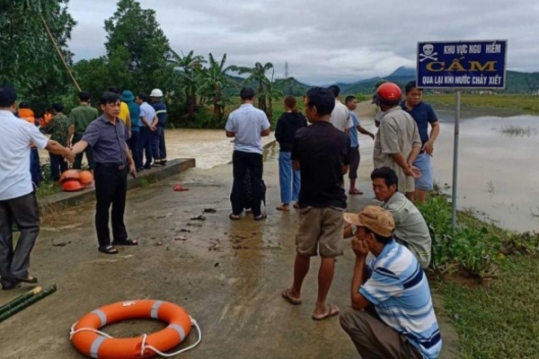 Cùng bạn dắt xe qua cầu, thanh niên bị nước lũ cuốn tử vong