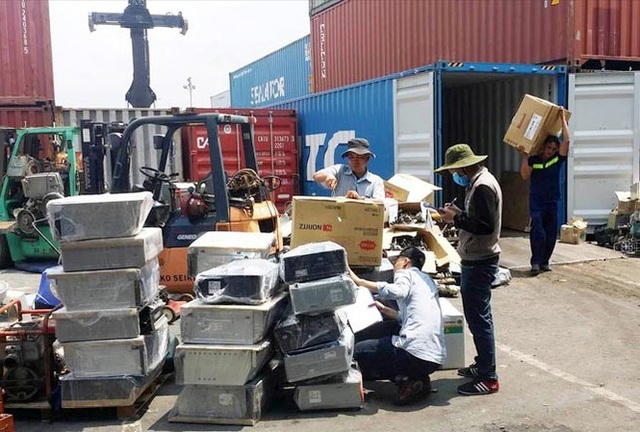 Buộc 30 hãng tàu tái xuất 1.100 container phế liệu ra khỏi Việt Nam