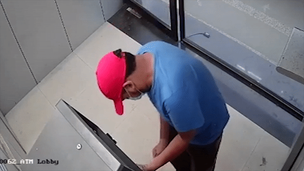 'Quái chiêu' của tên trộm rút đống tiền ở máy ATM