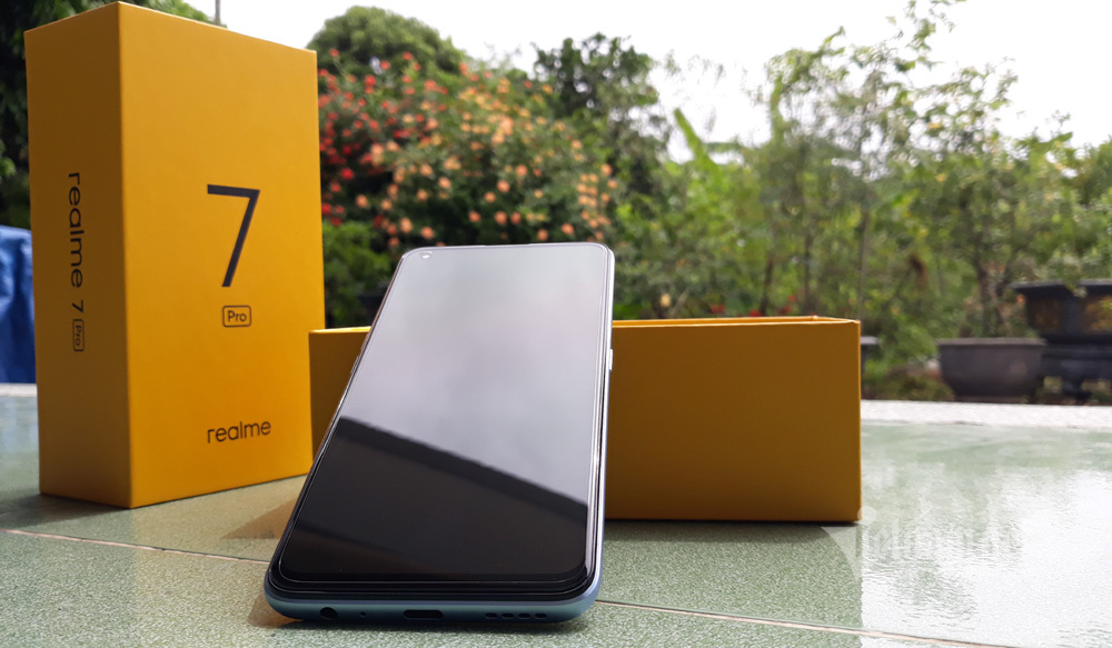 Mở hộp Realme 7 Pro, sáng giá ở phân khúc tầm trung